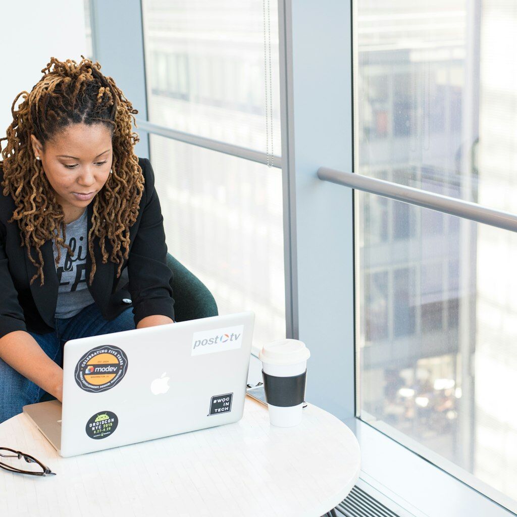 Novasoft Azure consultant on laptop — landing zone, migration and FinOps governance